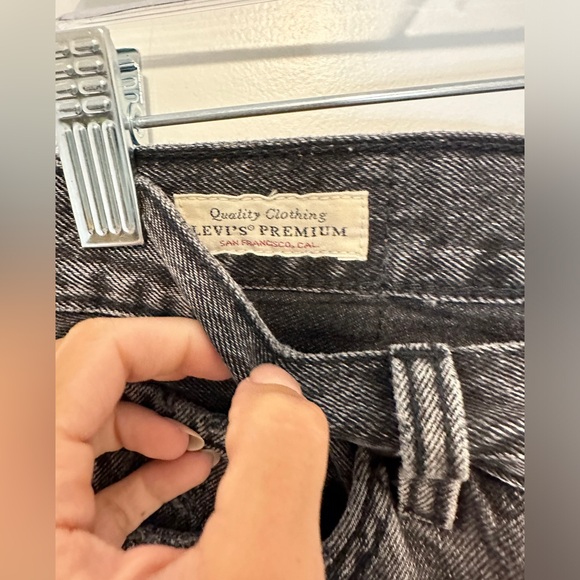 LEVIS 501 Black distressed jean shorts size 26 - Picture 3 of 4